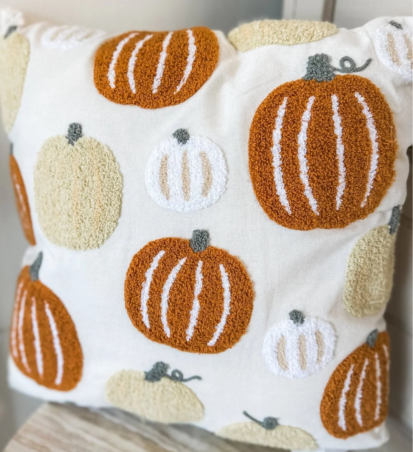 Pillow Wht/Org Pump